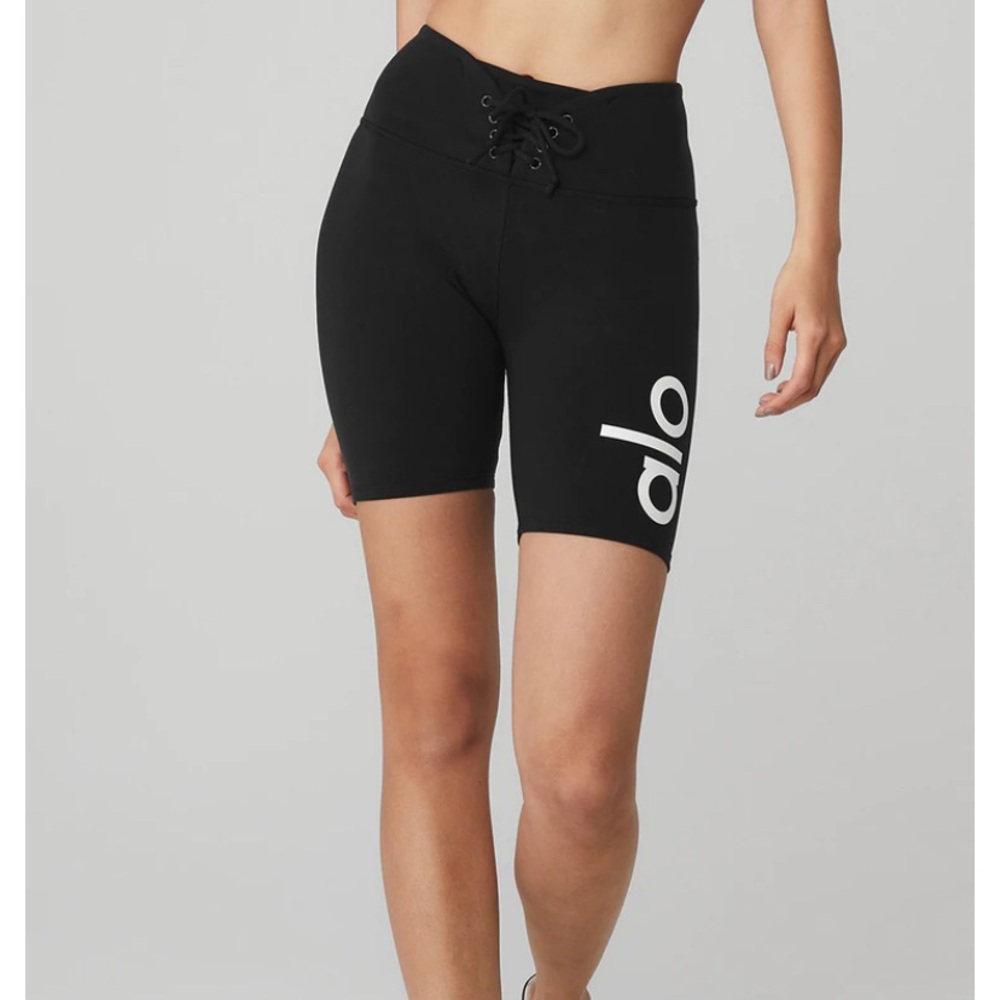 Yogi lace up short